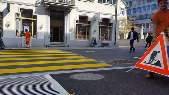 Vor einem Zebrastreifen angebrachte Leitlinien weisen Blinden und Sehbehinderten den Weg. 