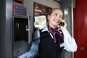 Eine Mitarbeiterin der SBB sagt die nächsten Verbindungen an. 